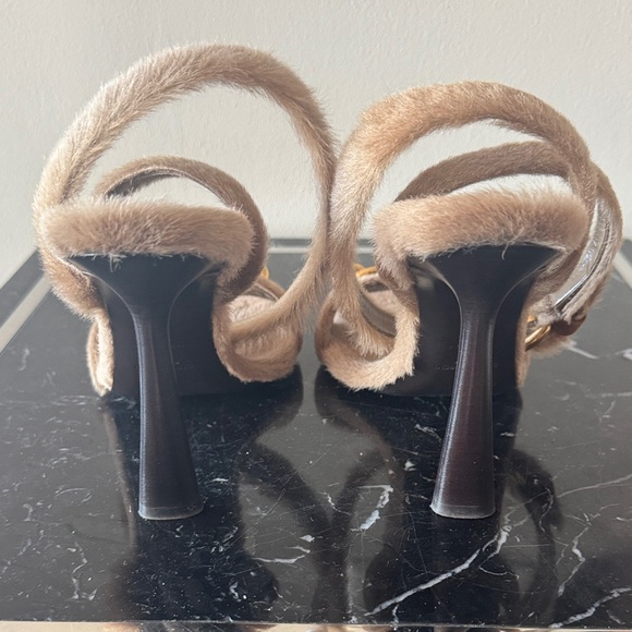 Saint Laurent Le Mallion Tan Lamb Fur Heels with Gold Chain 39 - Picture 4 of 5